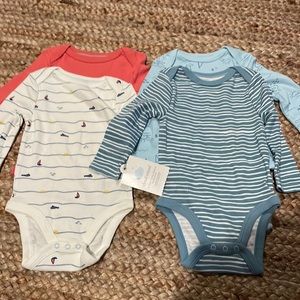 Bundle/lot of 4 long-sleeved onesies
